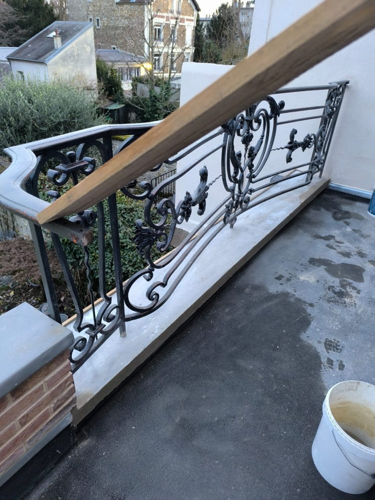 Terrasse et garde-corps en fer forgé